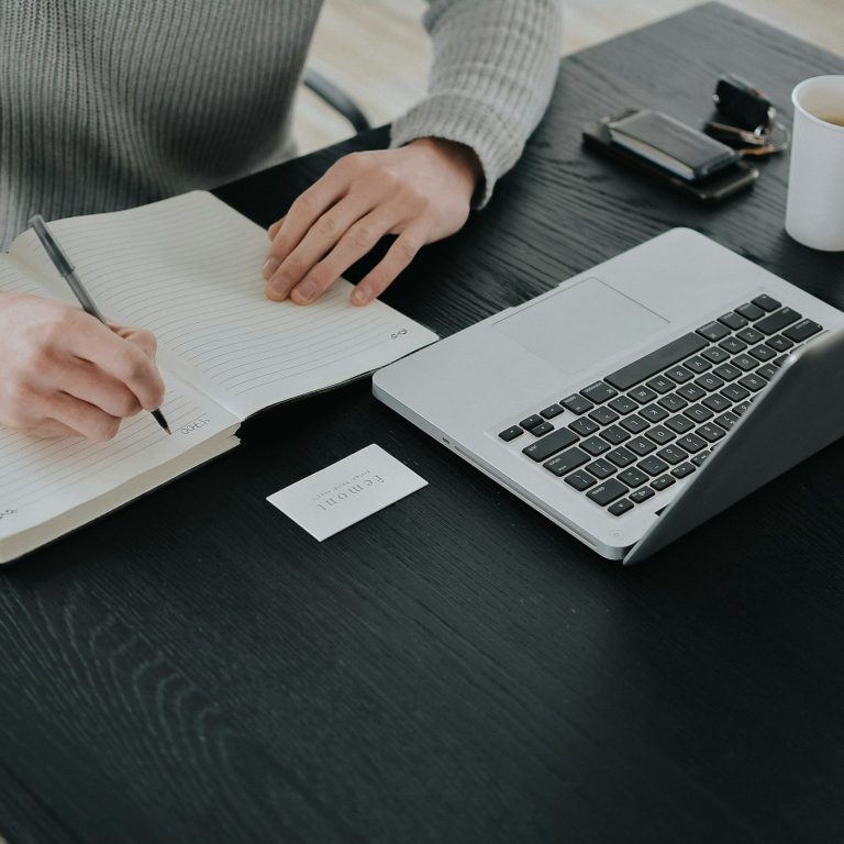 Le gérant de NBS multiservices est en appel avec un client qui lui donne des détails précis sur ce qu'il souhaites pour son chantier