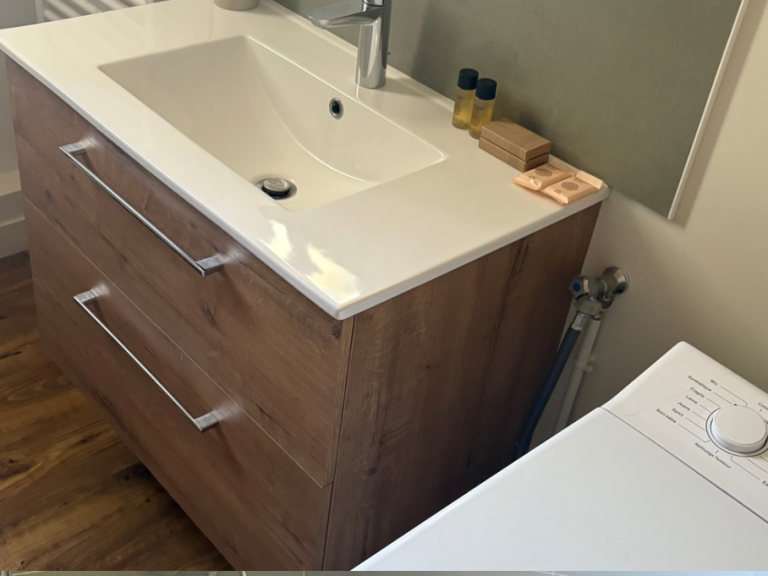 nettoyage d'un meuble de salle de bain qui a été nettoyer par NBS Multiservices. Le résultat est. propre, net, bien ranger et sa brille.