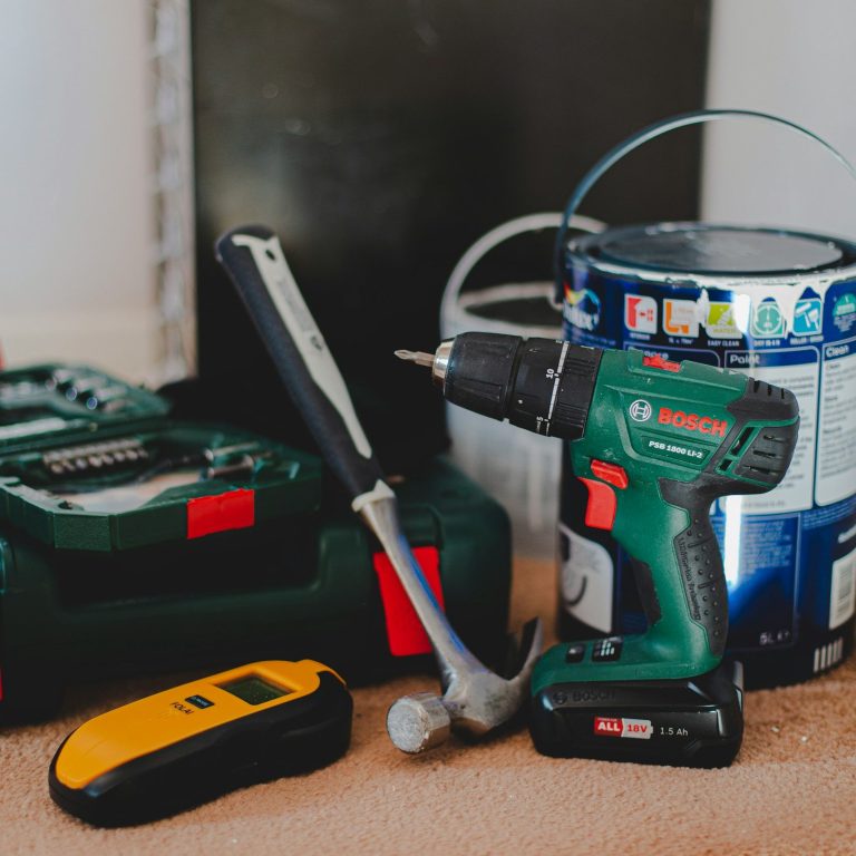 ensemble d'outils de bricolage aléatoire qui représente la catégorie "rénovation légère".